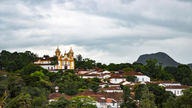 Vista de Tiradentes, em Minas Gerais, com a igreja matriz e o casario entre as árvores